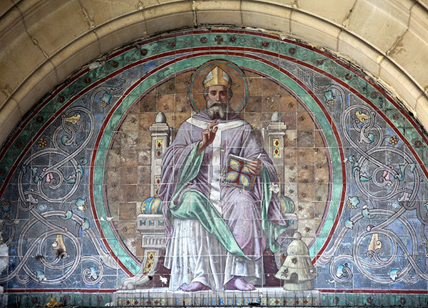 Décor du porche de l'église Saint Ambroise en carreaux de pierre de lave émaillée