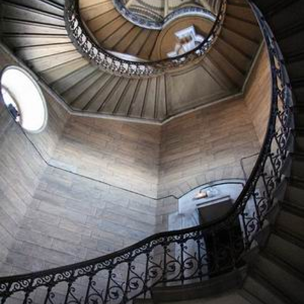 Escalier de tour de la basilique de Fourvière qui monte vers la table d'orientation en pierre de lave émaillée