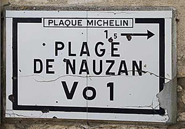 Plaque routière signalétique Michelin en pierre de lave émaillée